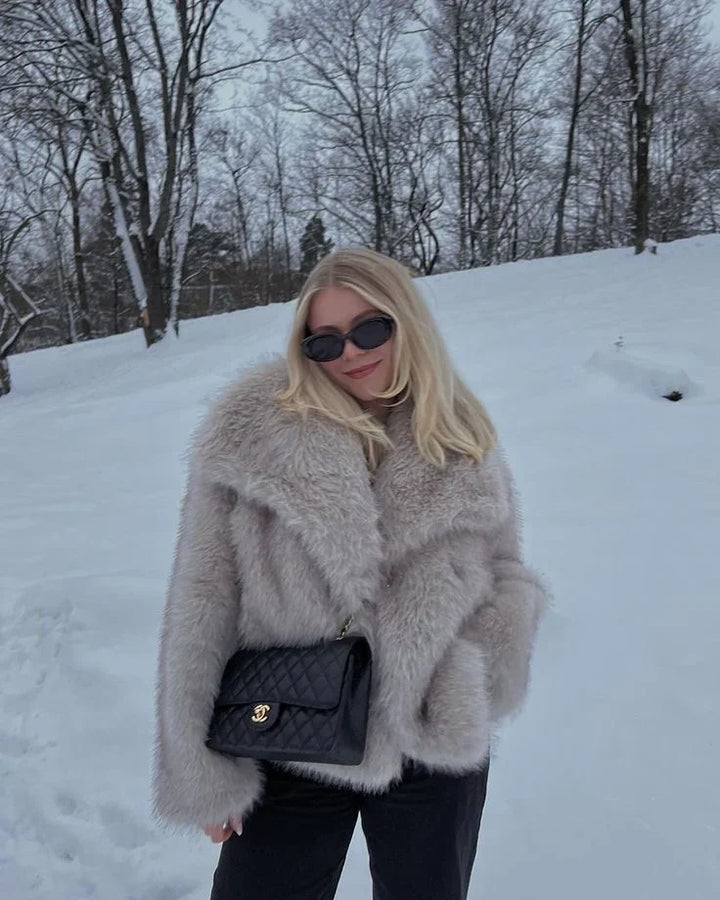 Amelia | Zachte faux-fur jas met een lichte, luxe uitstraling