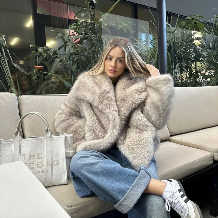 Amelia | Zachte faux-fur jas met een lichte, luxe uitstraling