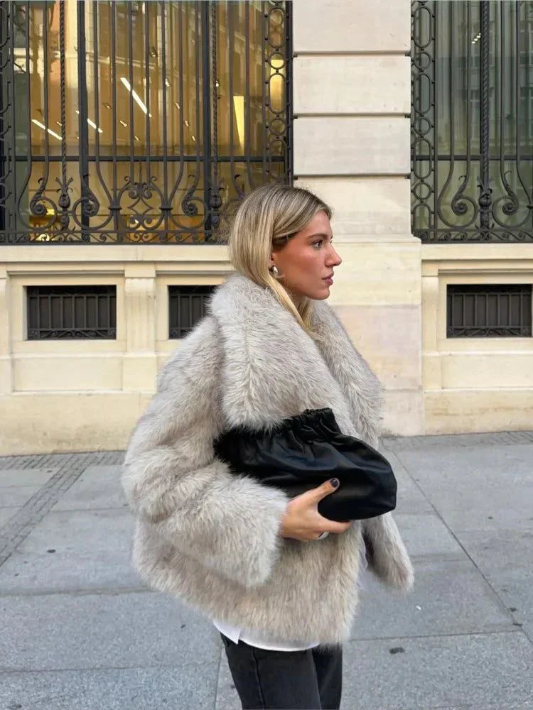 Amelia | Zachte faux-fur jas met een lichte, luxe uitstraling
