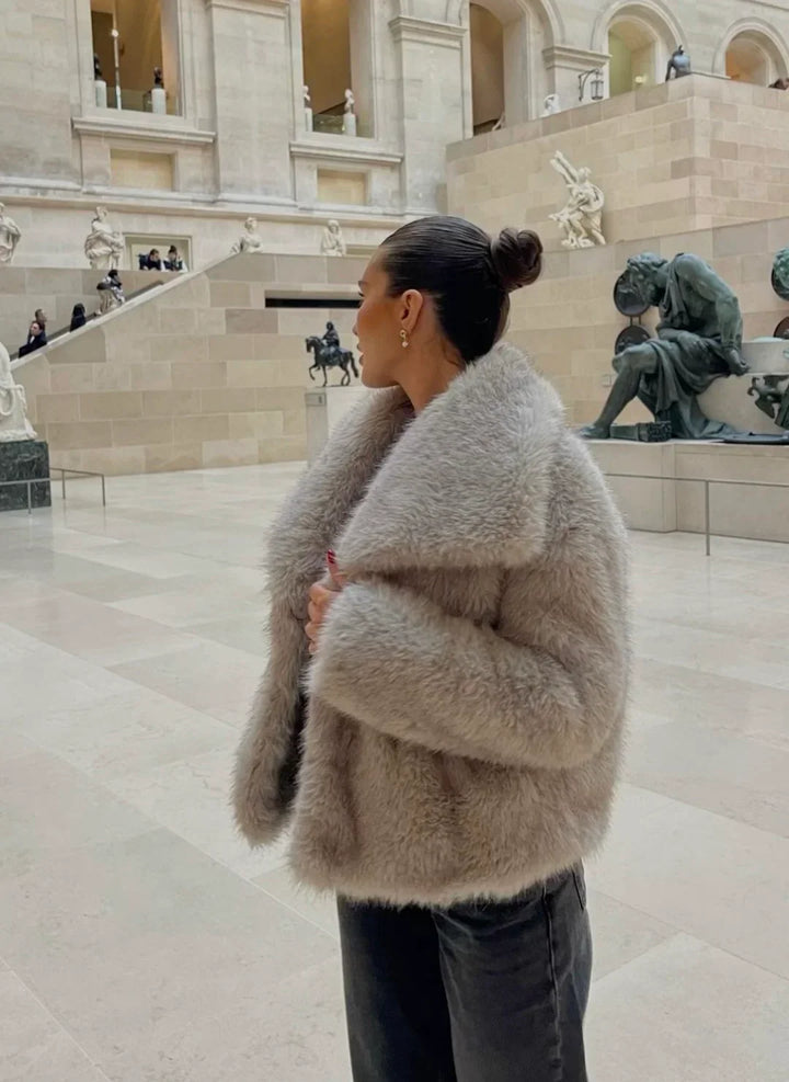 Amelia | Zachte faux-fur jas met een lichte, luxe uitstraling