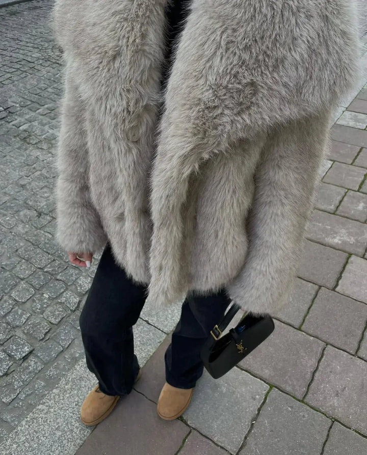 Amelia | Zachte faux-fur jas met een lichte, luxe uitstraling
